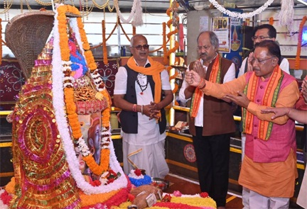 मुख्यमंत्री ने बूढ़ादेव मंदिर में पूजा अर्चना कर प्रदेशवासियों की खुशहाली की कामना की