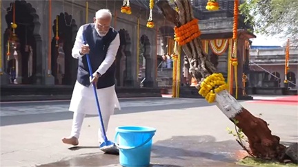 पीएम मोदी ने श्री कालाराम मंदिर में की सफाई