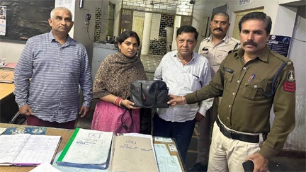 रायपुर पुलिस ने लौटाई खुशी : तीन दिन बाद मिला आटो में छूटा कीमती गहनों और कैश से भरा बैग