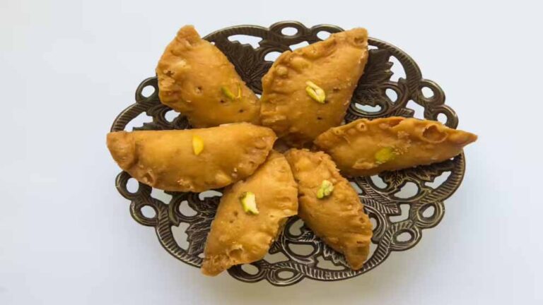 इस बार बनाएं त्योहार पर खास – 3 तरह की लाजवाब गुजिया
