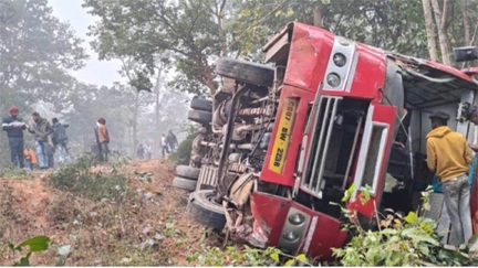 अंबिकापुर में तीर्थयात्रियों से भरी बस सड़क पर पलटी