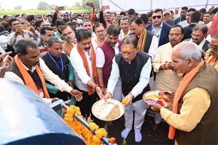 मुख्यमंत्री श्री विष्णु देव साय ने कबीरधाम जिले के ग्राम कुसुमघटा में नवनिर्मित गुड़ उद्योग का किया शुभारंभ