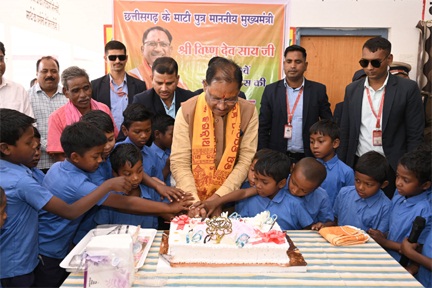 बच्चों के साथ केक काटकर जन्मदिन मनाया मुख्यमंत्री ने