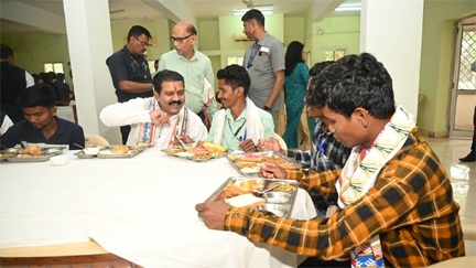 इनामी नक्सली कमांडर हिड़मा के गांव के युवा पहली बार पहुंचे रायपुर, डिप्‍टी सीएम के साथ किया लंच