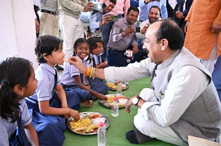 न्योता भोज में शामिल हुए उप मुख्यमंत्री श्री अरुण साव और स्वास्थ्य मंत्री श्री श्याम बिहारी जायसवाल