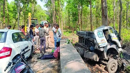 लिफ्ट लेकर जाना युवक को पड़ा भारी, ट्रेलर पलटने से हुई मौत