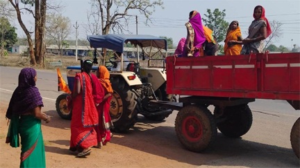 ट्रैक्टर और पिकअप में सवार होकर मतदान करने पहुंचे वोटर