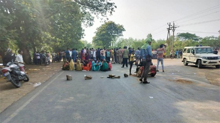 ट्रक की ठोकर से बाइक सवार परिवार के चार लोगों की मौत