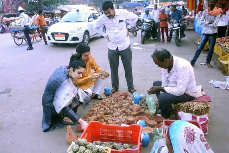 कलेक्टर ने मिट्टी के दिये खरीदकर स्थानीय कुम्हारों और शिल्पकारों का किया उत्साहवर्धन