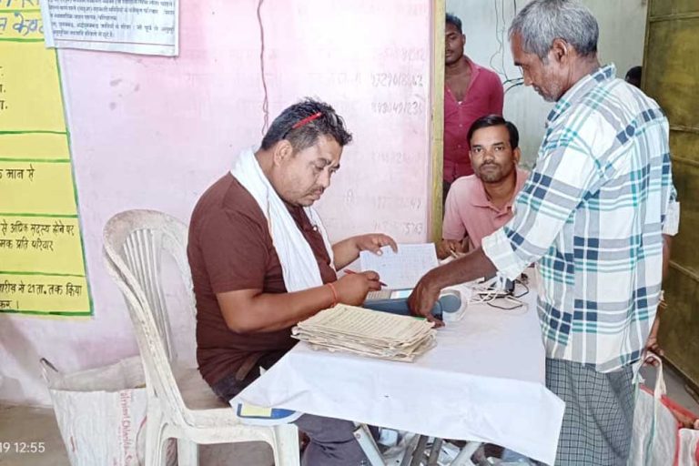 जिले के ग्रामीण क्षेत्रों में पंचायत सचिवों की उपस्थिति में किया जा रहा राशन का वितरण