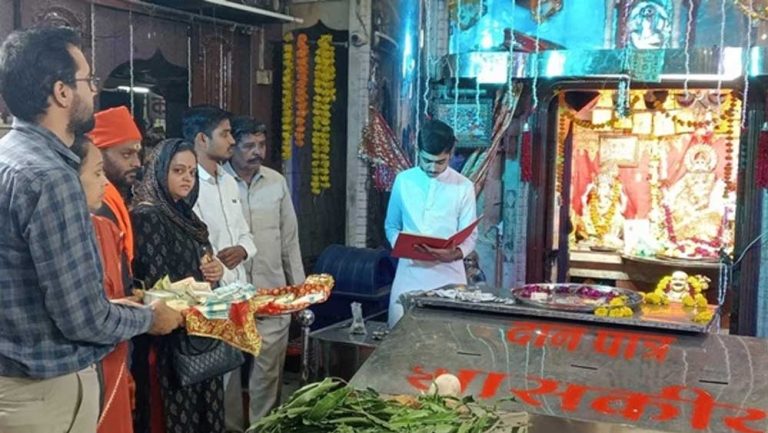 दीपावली पर अपने शृंगार को लेकर देशभर में प्रसिद्ध है महालक्ष्मी का मंदिर में नोटों से की जा रही सजावट