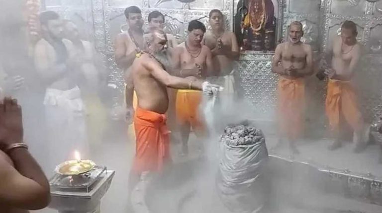 महाकालेश्वर मंदिर में भस्मारती में शामिल होने वाले श्रद्धालुओं के लिए खुशखबरी ,मंदिर प्रशासन जल्द ही नियम बदलने जा रहा