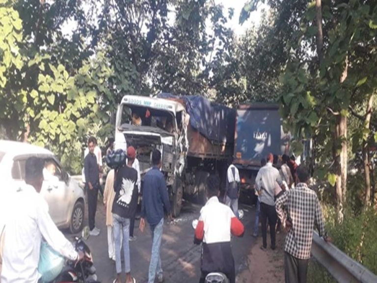 देवास में bridge पर बड़ा गड्ढा बड़े वाहन किए डायवर्ट, बरझाई घाट, कांटाफोड़ में लगा जाम