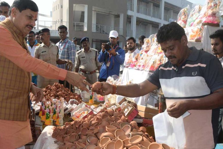 मुख्यमंत्री का पथ-विक्रेताओं ने बाजार शुल्क से मुक्ति के लिए माना आभार