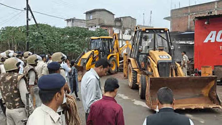 छत्तीसगढ़-सूरजपुर में डबल मर्डर के मुख्य आरोपी के अवैध मकान पर चला बुलडोजर