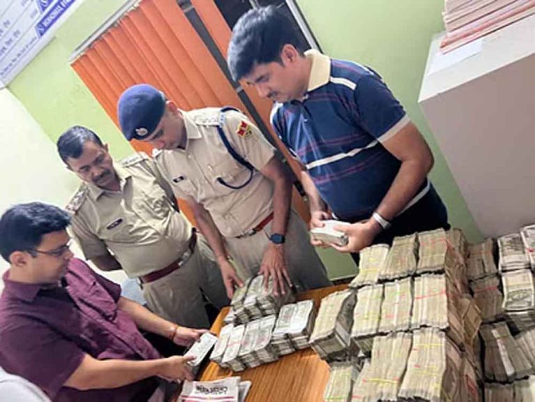 राजस्थान-दौसा में हरियाणा की कार से पुलिस ने जब्त की 2 करोड़ की नगदी