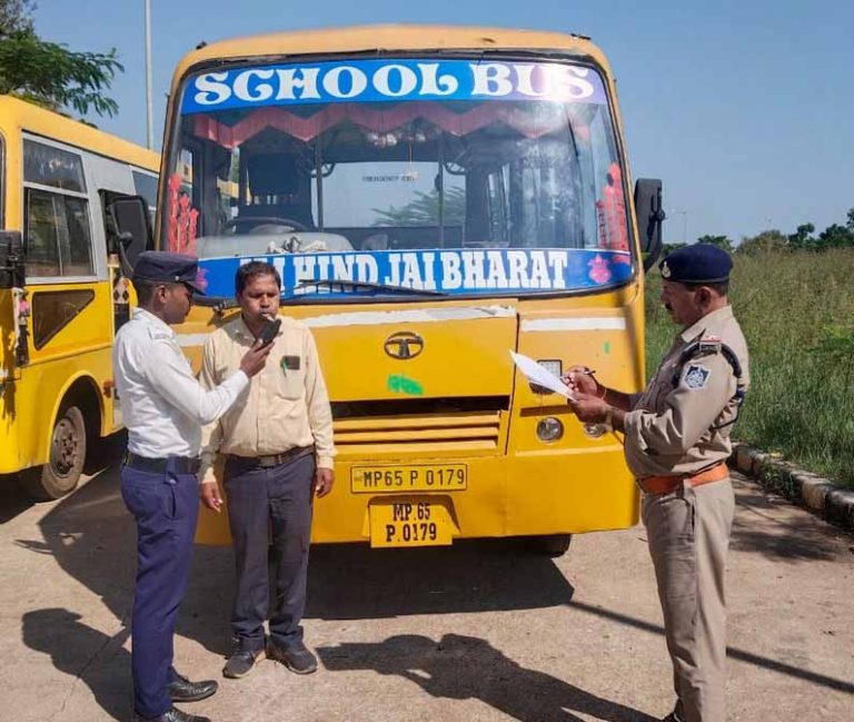 राजेंद्रग्राम एवं अमरकंटक में ट्रैफिक पुलिस द्वारा स्कूली वाहन चालकों की गई आकस्मिक चेकिंग