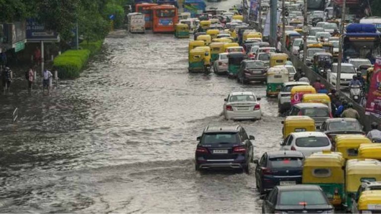 बारिश और जलभराव के कारण प्रशासन ने शहर में स्कूली बच्चों और किंडरगार्टन के लिए अवकाश घोषित किया