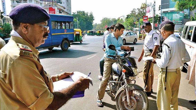 त्यौहार के मौके पर ट्रैफिक नियमों का सख्ती से पालन किया जा रहा है, ये एक चालान बिगाड़ देगा महीनेभर का बजट!