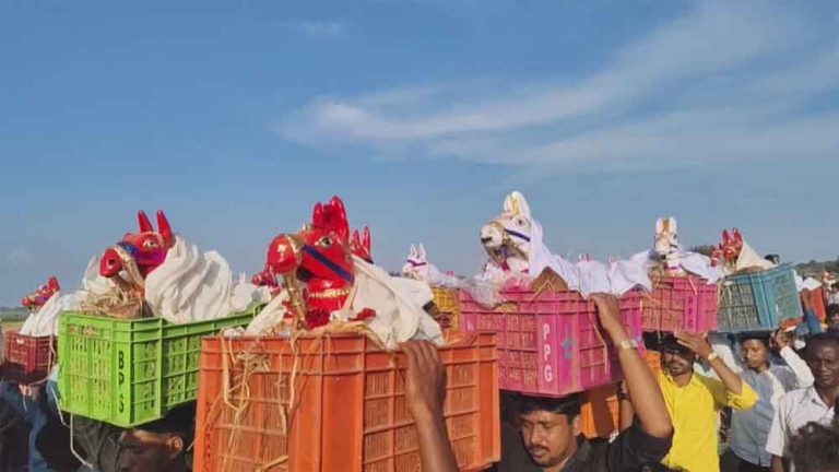 छत्तीसगढ़-बालोद के मंदिर में बाबा हरदेव को चढ़ाते हैं मिट्टी और सीमेंट के घोड़े