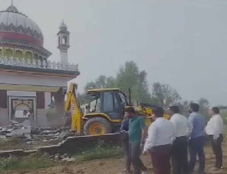 हरिद्वार में आज अवैध रूप से सिंचाई विभाग की जमीन पर बनाए गए मजार प्रशासन की निगरानी में तोड़ी