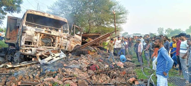 गलत दिशा में जा रहे ट्रैक्टर को ट्राले ने चपेट में ले लिया, झोपड़ी में घुस गया, चालक की मौत