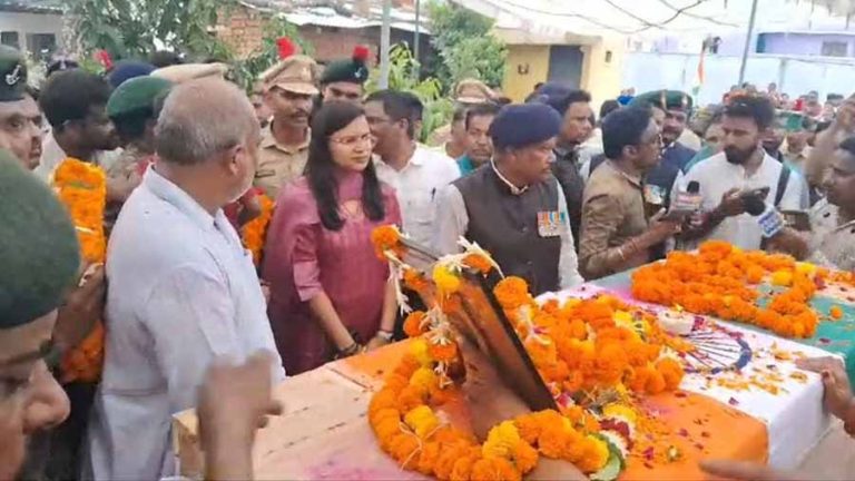 लेह-लद्दाख की बर्फीली पहाड़ी पर तबियत बिगड़ने से हुई मौत, दुर्ग में अंतिम दर्शन के लिए उमड़ी भीड़