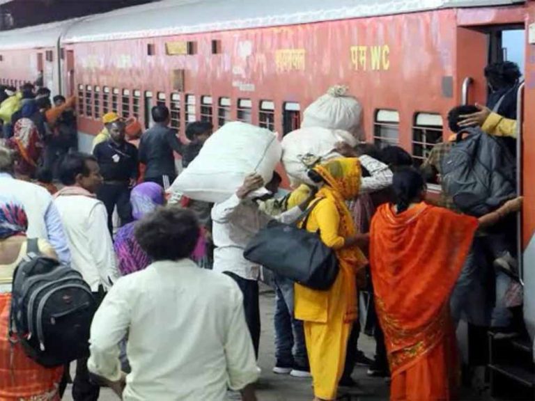 रेलवे ने स्टेशन पर कुछ नई व्यवस्थाएँ लागू की, अब रिजर्वेशन वाले कोच में नहीं चढ़ पाएंगे जनरल टिकट वाले