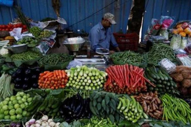 अक्टूबर में सब्जी और खाद्य तेल की कीमतों में उछाल के चलते अर्थशास्त्रियों ने खुदरा महंगाई दर में उछाल की आशंका जताई