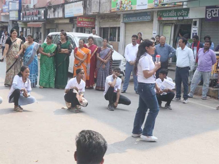 राष्ट्रीय सेवा योजना इकाई द्वारा  मतदाता जागरूकता रैली और नुक्कड़ नाटक का आयोजन