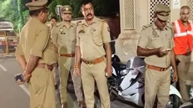 उत्तर प्रदेश ATS में तैनात महिला पुलिसवाली से छेड़छाड़! दबंगों ने कपड़े फाड़े और गलत तरीके छुआ