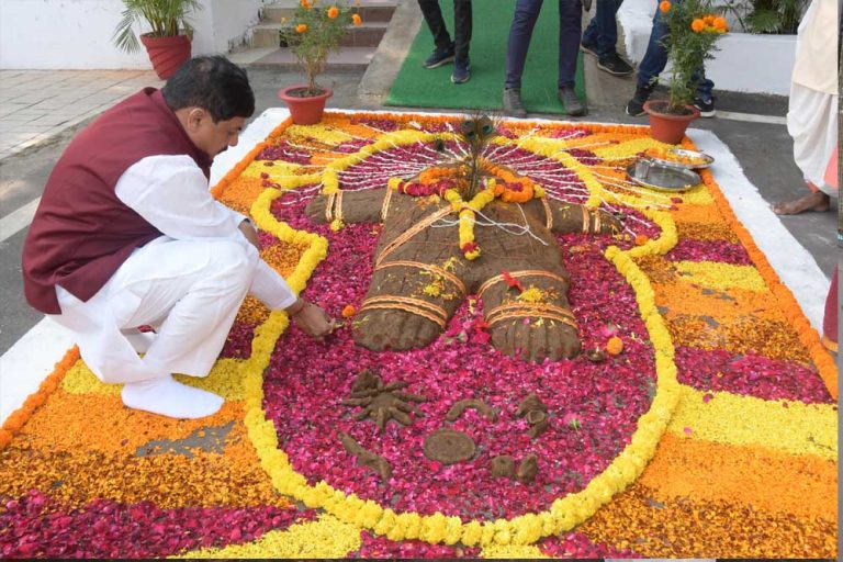 मुख्यमंत्री डॉ. यादव ने की गोवर्धन पूजा