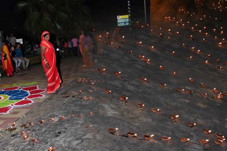 छत्तीसगढ़ राज्य स्थापना दिवस पर रंग बिरंगी आतिशबाजी से आसमान हुआ सतरंगी