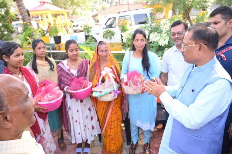 हितग्राहियों ने मुख्यमंत्री को सुख- समृद्धि की कामना के साथ धान की बालियां उपहार स्वरूप भेंट की