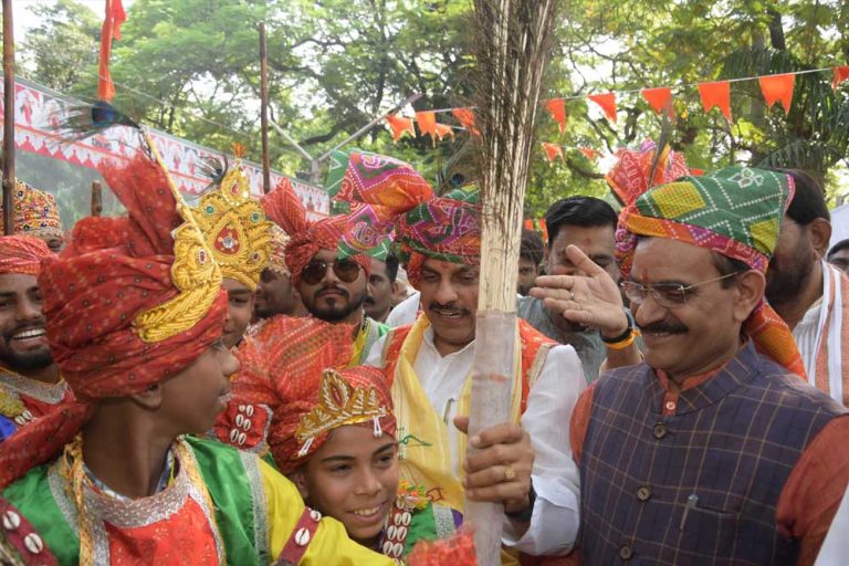 सीएम मोहन यादव ने की गोसेवा, बोले- यह हमारी संस्कृति का प्रतीक