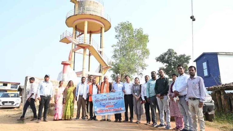 छत्तीसगढ़-कबीरधाम में जल उत्सव में ग्रामीणों को बता रहे पानी का महत्व