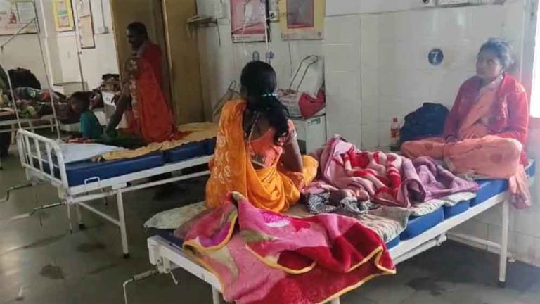 छत्तीसगढ़-बलरामपुर में प्रसूता को ओवर ब्लीडिंग पर परिजनों से कराई पूरे वार्ड की धुलाई