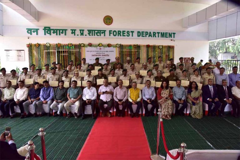 सम्मानित वनकर्मी दूसरों को प्रेरणा देने का काम करेंगे : प्रधान मुख्य वन संरक्षक श्री श्रीवास्तव