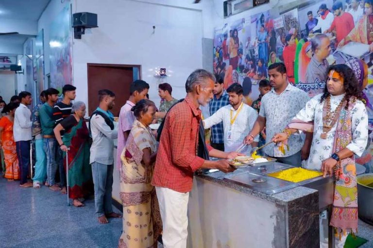 गौरी गोपाल आश्रम में हादसा, गर्म खिचड़ी गिरने से 10 महिलाएं झुलसी, स्थिति गंभीर