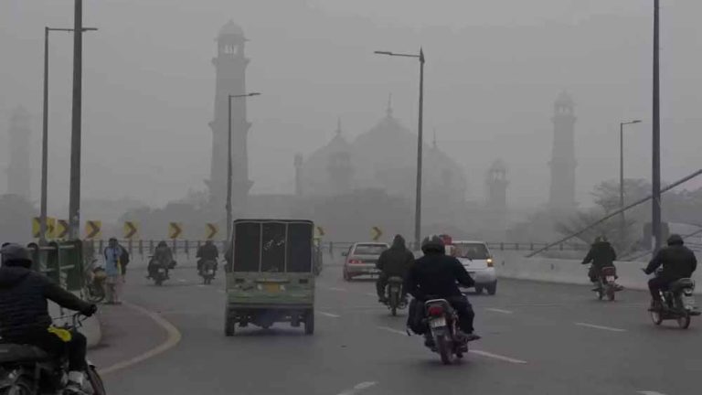 पाकिस्तान के पंजाब प्रांत में दुनिया के सबसे प्रदूषित शहर की एक बच्ची सरकार के खिलाफ पहुंची कोर्ट