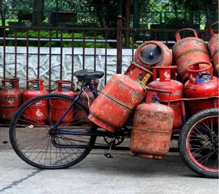 दिवाली के ठीक बाद देशवासियों को महंगाई का झटका, कमर्शियल गैस सिलेंडर के दाम बढ़े