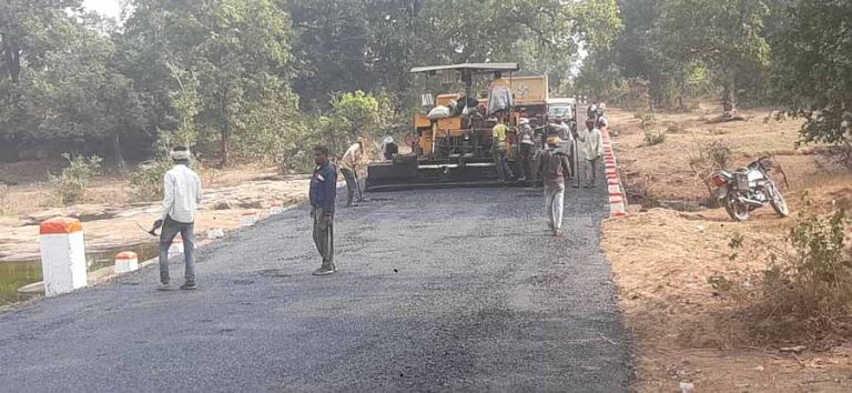 औढेरा से मालाचुआ शाहपुर प्रधानमंत्री सड़क चढ रही भ्रष्टाचार की भेंट