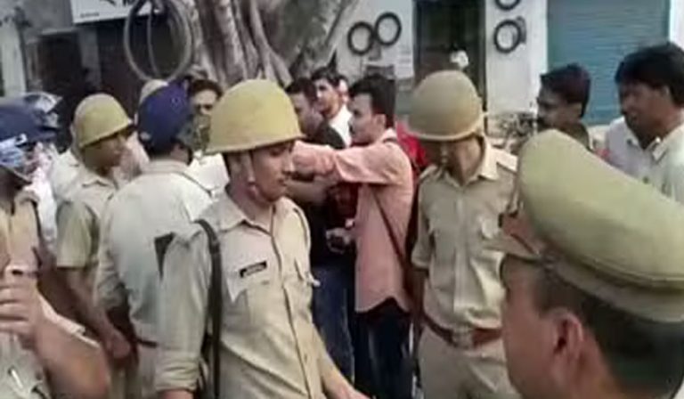 गुरुग्राम पुलिस की टीमें झुग्गी-झोपड़ियों में जाकर रोहिंग्या और बांग्लादेशियों पहचान से जुड़े कागज चेक कर रही