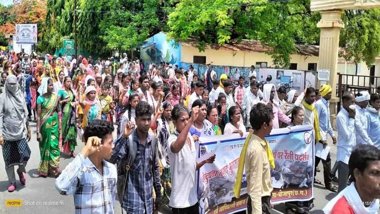 छत्तीसगढ़-बीजापुर में सर्व आदिवासी समाज ने कहा-बिना नोटिस अधिकारी कर्मचारियों पर कार्रवाई पर लगे रोक