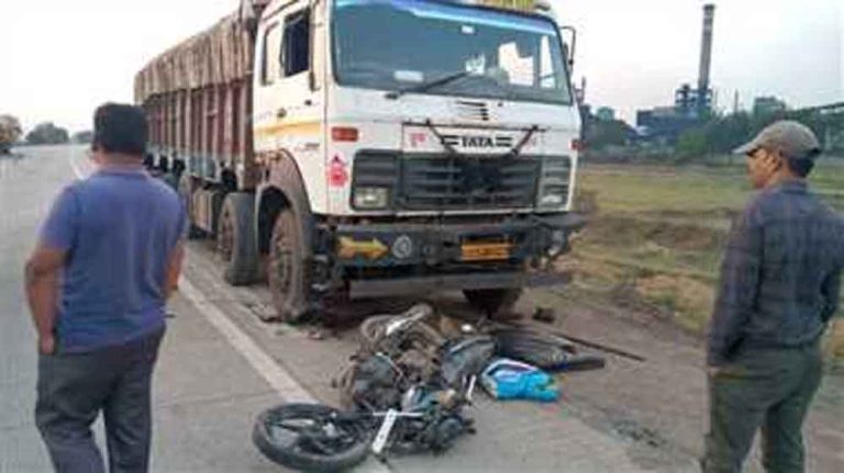 छत्तीसगढ़-रायगढ़ में ट्रक की टक्कर से बाइक सवार ग्रामीण की मौत और महिला की मौत