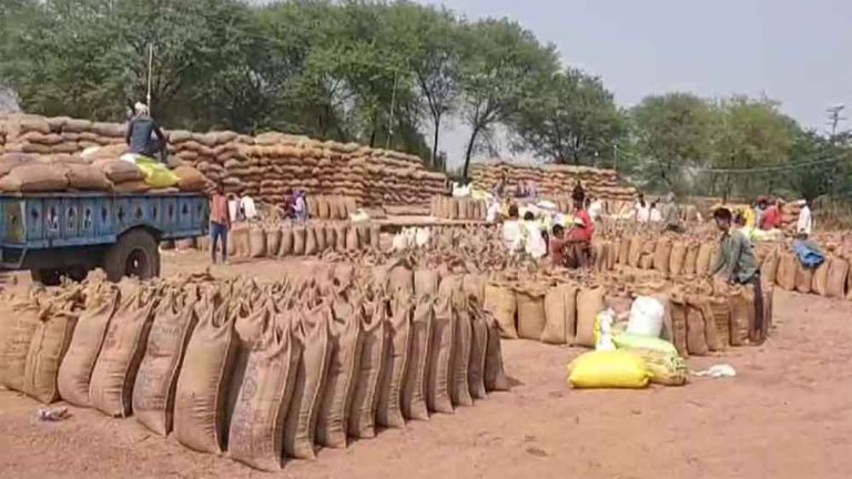 छत्तीसगढ़-सूरजपुर के केंद्र में उठाव में देरी के कारण आज से बंद होगी धान खरीदी