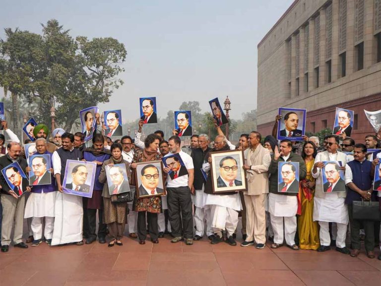 प्रियंका ने ही संभाल लिया मोर्चा- अमित शाह के द्वारा राज्यसभा में कल दिए गए एक भाषण पर हंगामा मच गया