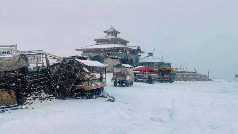 जम्मू-कश्मीर की राजधानी श्रीनगर इन दिनों जबरदस्त ठंड की चपेट में