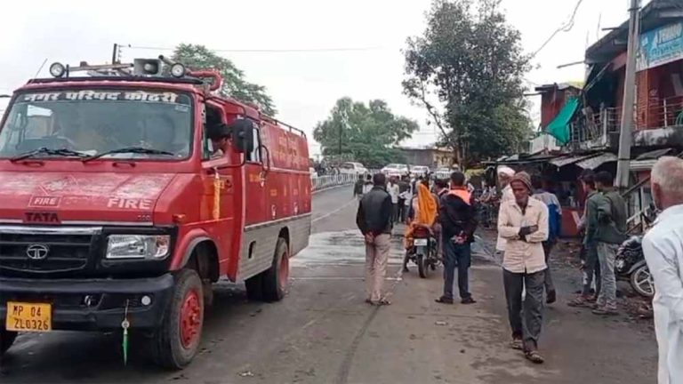 इंदौर-भोपाल रोड पर बड़ा हादसे के दौरान तेज रफ्तार ट्राले की टक्कर से बाइक सवार चचेरे भाइयों की मौत