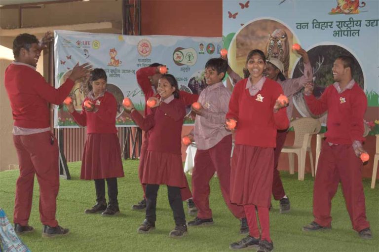 दिव्यांग छात्र-छात्राओं ने लिया शिविर में भाग